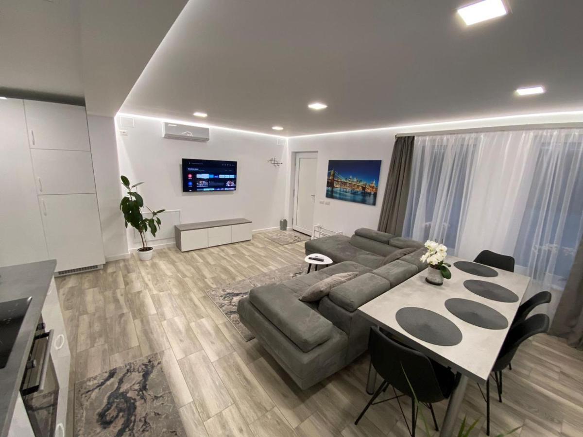 Lora Studio Apartment Suceava Exterior photo